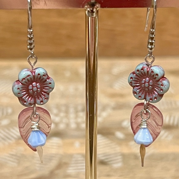 New Gorgeous Czech Glass Morning Glory Flower Earrings - Picture 3 of 9